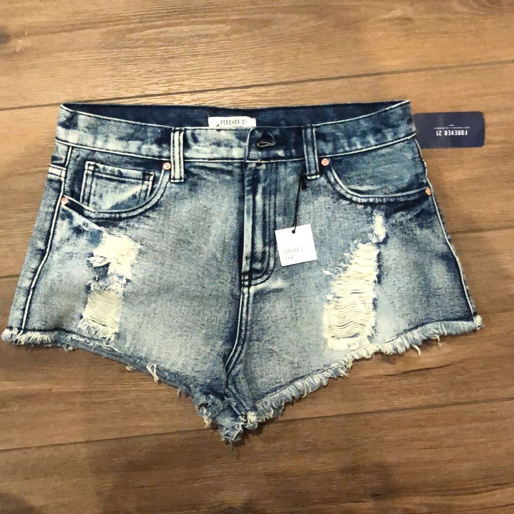 Super cute denim shorts!